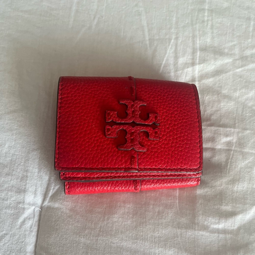 Tory Burch McGraw wallet in excellent condition. Used once.